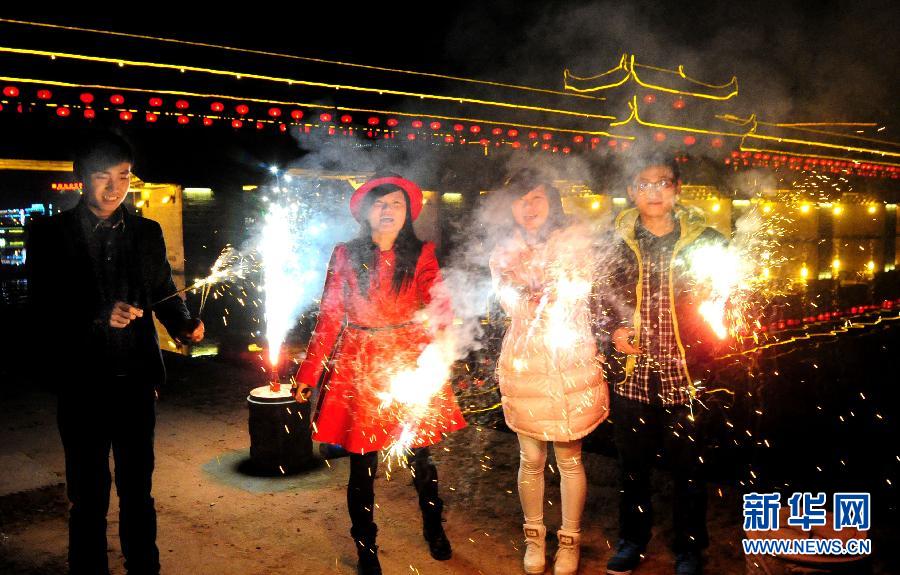 1月30日，浙江金華武義市民在燃放煙花，喜迎馬年春節(jié)。