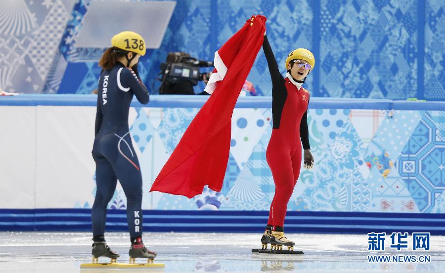 2月13日，中國(guó)選手李堅(jiān)柔（右）在比賽后慶祝。