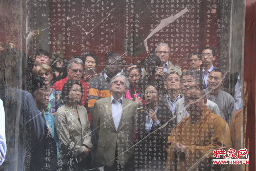 在一塊石碑前，少林寺方丈正在講解