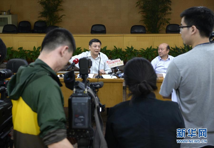  5月18日，杭州市環(huán)保局長胡偉（左）在發(fā)布會上回答記者提問。