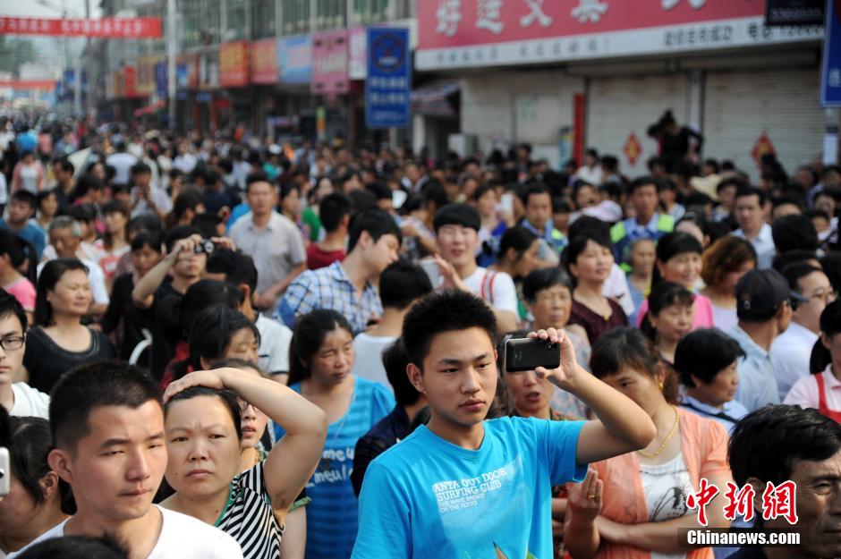 安徽毛坦廠(chǎng)中學(xué)考生趕考 萬(wàn)余民眾“十里相送”