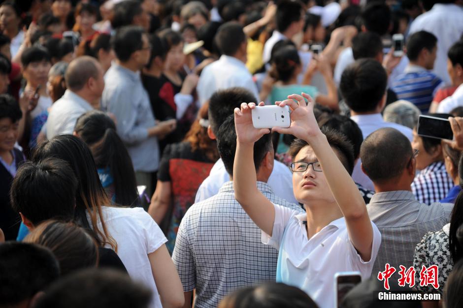 安徽毛坦廠(chǎng)中學(xué)考生趕考 萬(wàn)余民眾“十里相送”