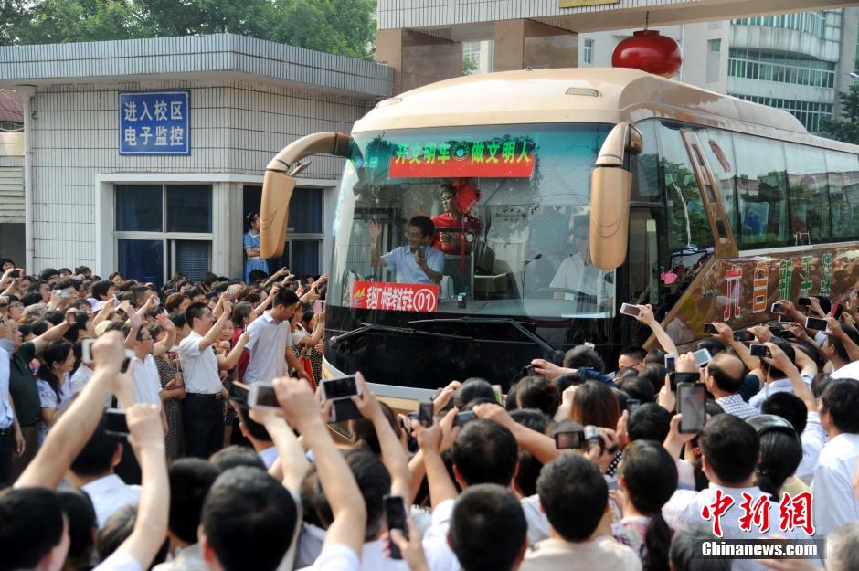 安徽毛坦廠(chǎng)中學(xué)考生趕考 萬(wàn)余民眾“十里相送”