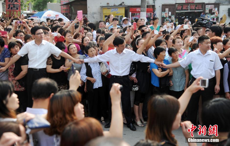 安徽毛坦廠(chǎng)中學(xué)考生趕考 萬(wàn)余民眾“十里相送”