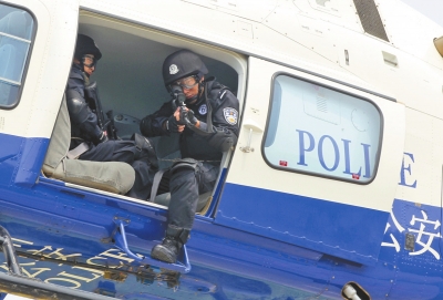 遇緊急情況，機(jī)載狙擊手可實(shí)施對地打擊。