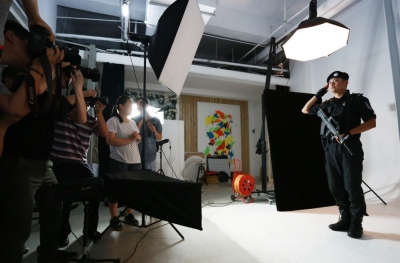 拍起大片來，特警也是一絲不茍。