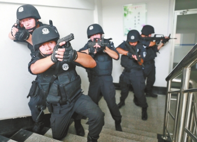 進(jìn)入樓道后，特警開始地毯式搜索。