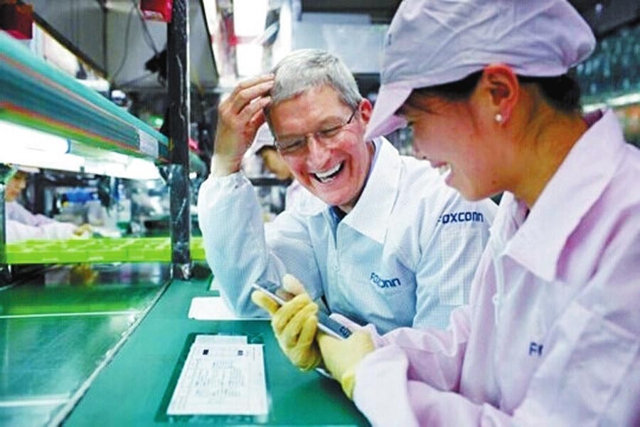 圖為蒂姆·庫克和一名女工在熱烈地交談。