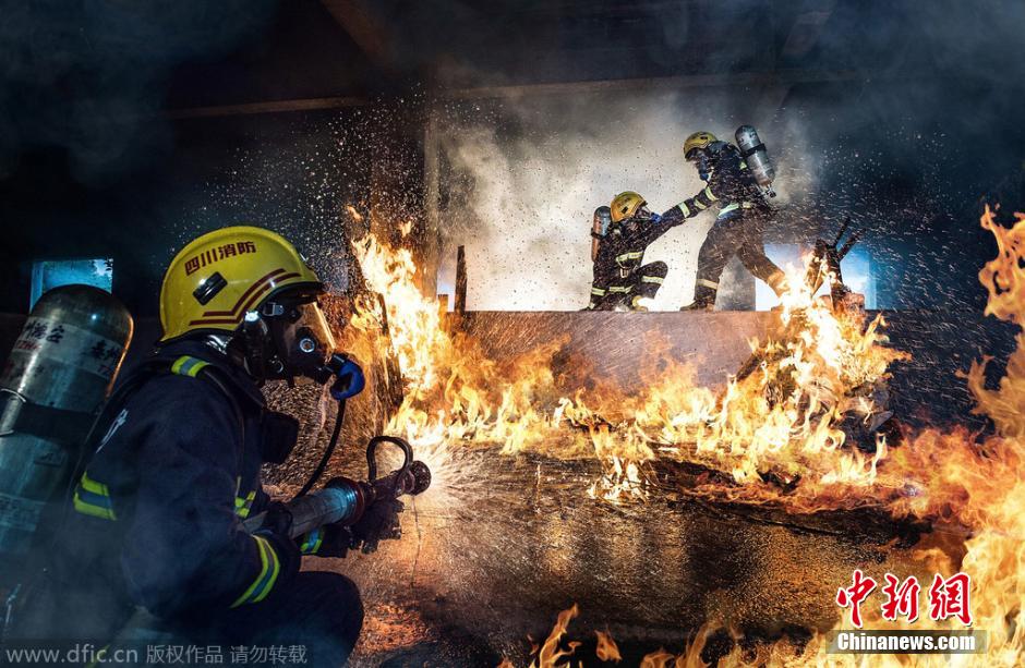 　成都消防視覺(jué)大片霸氣十足 展“烈火雄心”