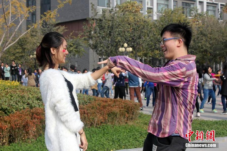 11月11日，河南財(cái)經(jīng)政法大學(xué)校園內(nèi)，300名在校大學(xué)生在上演了一出“光棍”也瘋狂的“快閃”大戲。