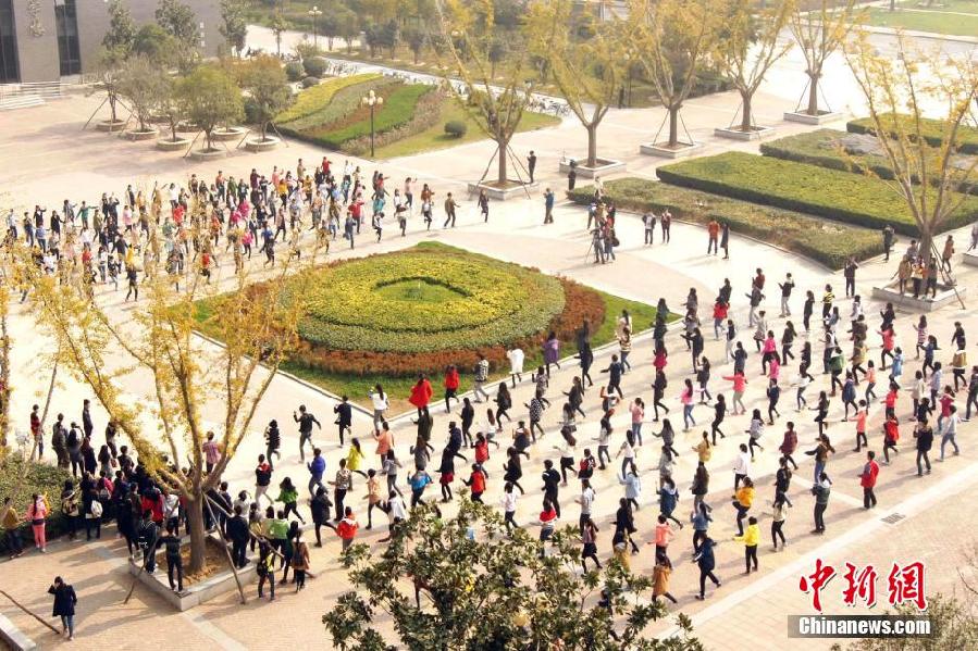 11月11日，河南財(cái)經(jīng)政法大學(xué)校園內(nèi)，300名在校大學(xué)生在上演了一出“光棍”也瘋狂的“快閃”大戲。