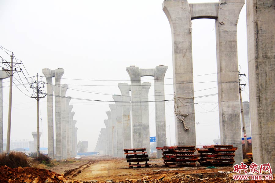 南北方向已架起數(shù)百根橋墩，一眼望不到邊際。