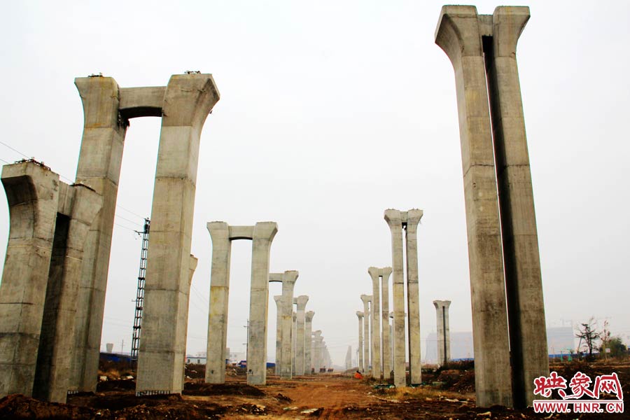 橋墩聳立，一片荒涼。