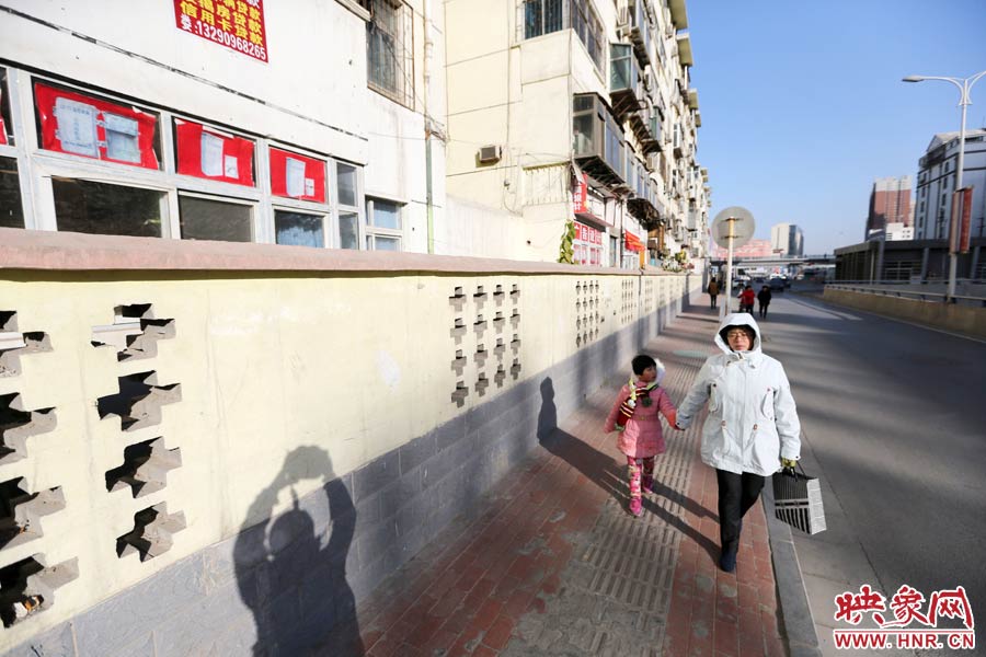 市民從墻外走過。