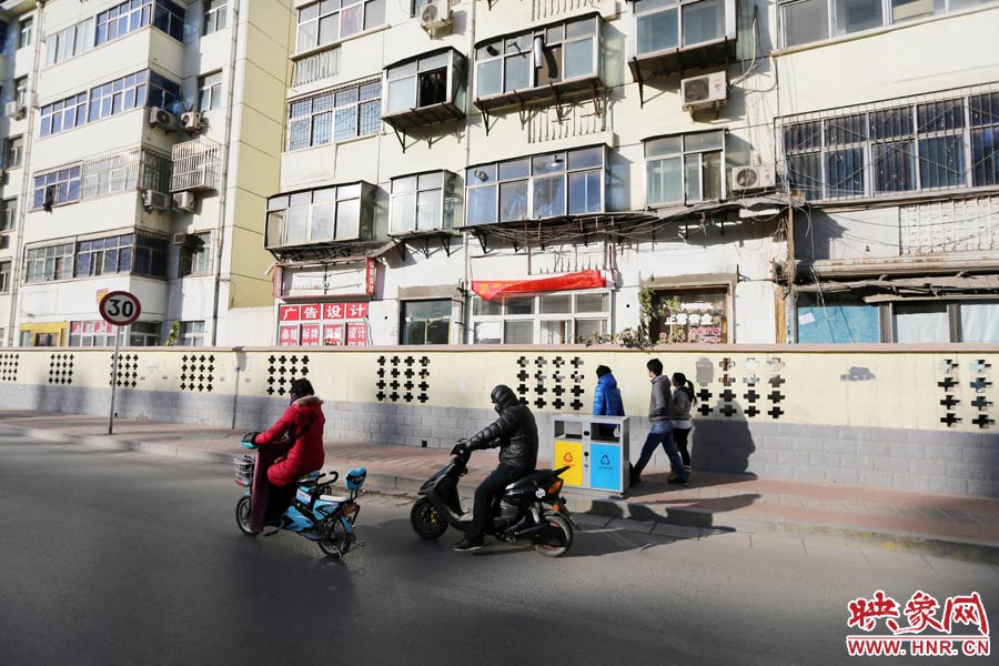 雖然墻內的商戶已經搬走，但一些門頭還沒撤下。