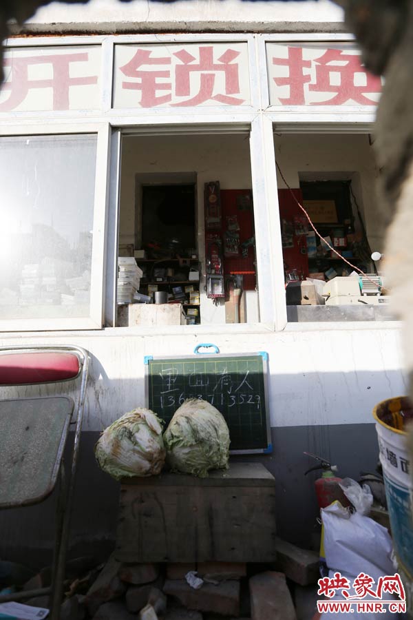 一家開鎖的商戶掛了一個牌子，上面寫著“里面有人”，提醒市民這里正常營業(yè)。