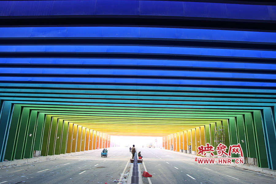 出隧道時由顏色過渡為紫色。