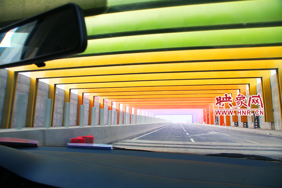 出隧道光線變化由暗到明。