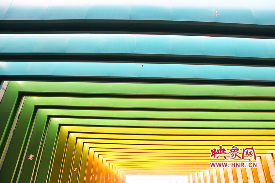 線條的明暗變化令人感覺夢幻般神奇。