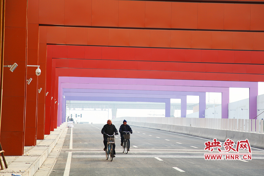 兩位老人騎自行車通過。