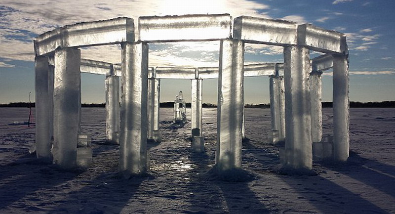 5名美國人制造冰柱版巨石陣。（網頁截圖）