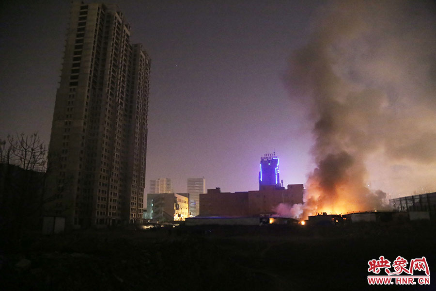 此處工地圍鄭商地產(chǎn)開(kāi)發(fā)的樓盤