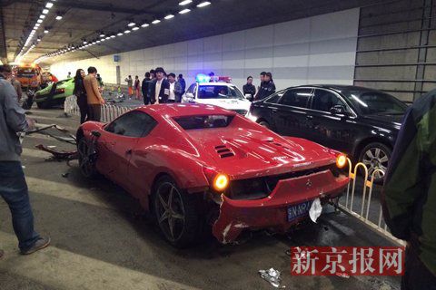 一輛蘭博基尼與一輛法拉利發(fā)生事故，現(xiàn)場狀況慘烈