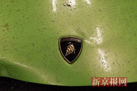 一輛蘭博基尼與一輛法拉利發(fā)生事故，現(xiàn)場狀況慘烈