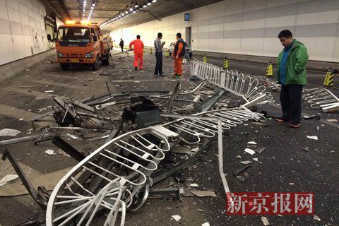 一輛蘭博基尼與一輛法拉利發(fā)生事故，現(xiàn)場狀況慘烈