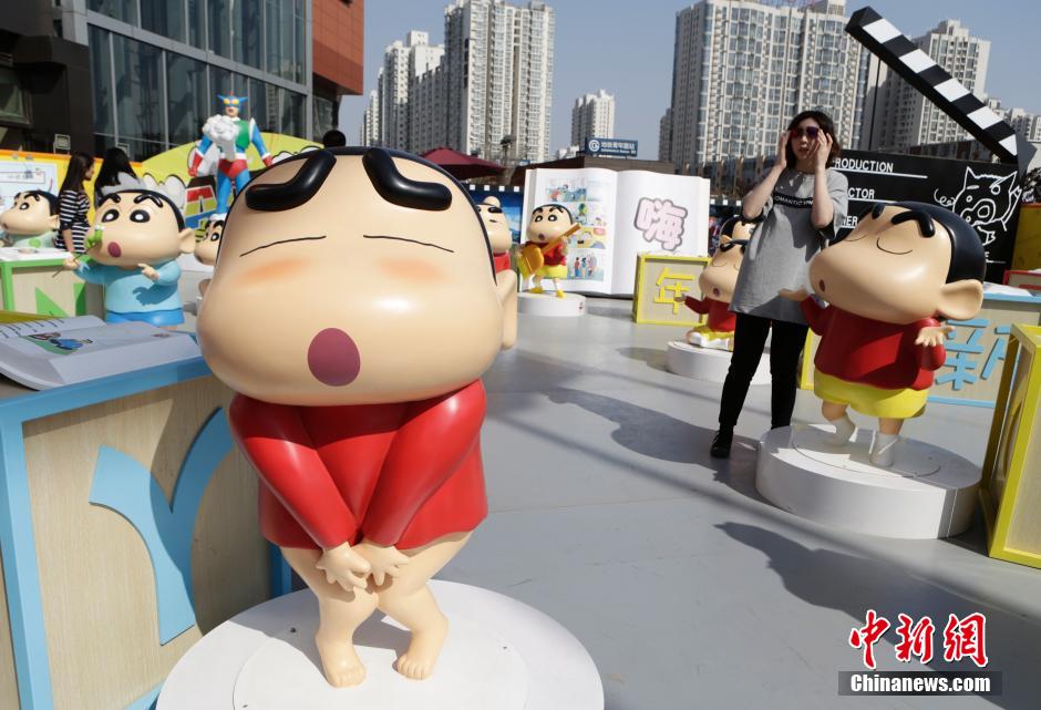 4月22日，游客參觀蠟筆小新特展?！跋灩P小新25周年紀念特展”日前在北京開展