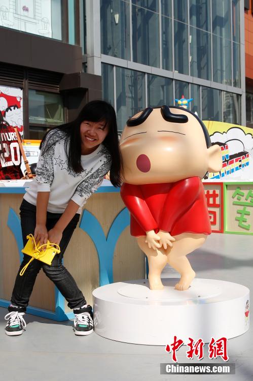 4月22日，游客與蠟筆小新合影?！跋灩P小新25周年紀念特展”日前在北京開展，吸引了不少市民游客。