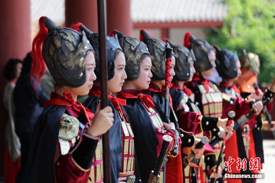 河南三國(guó)文化周 佳麗戎裝演繹“三國(guó)八美”