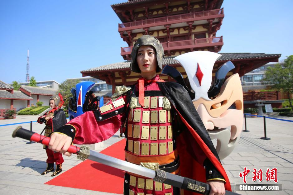 河南三國(guó)文化周 佳麗戎裝演繹“三國(guó)八美”