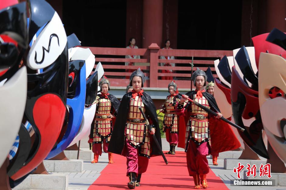 河南三國(guó)文化周 佳麗戎裝演繹“三國(guó)八美”