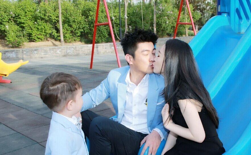 霍思燕與老公親吻,兒子看呆?；羲佳喔窖?“超級(jí)愛你們!520快樂!”