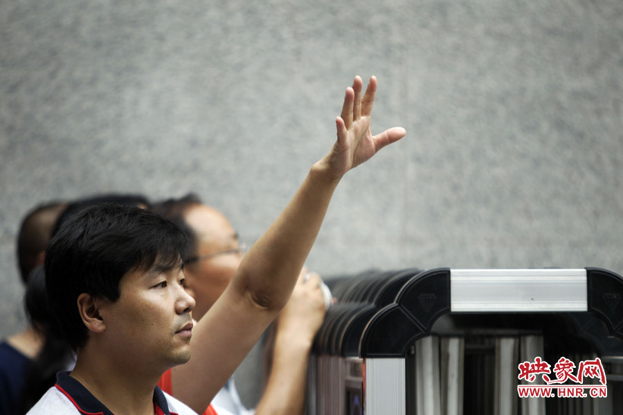 6月7日，鄭州回中考點?！昂?，我在這兒！”一名家長招呼自己的孩子