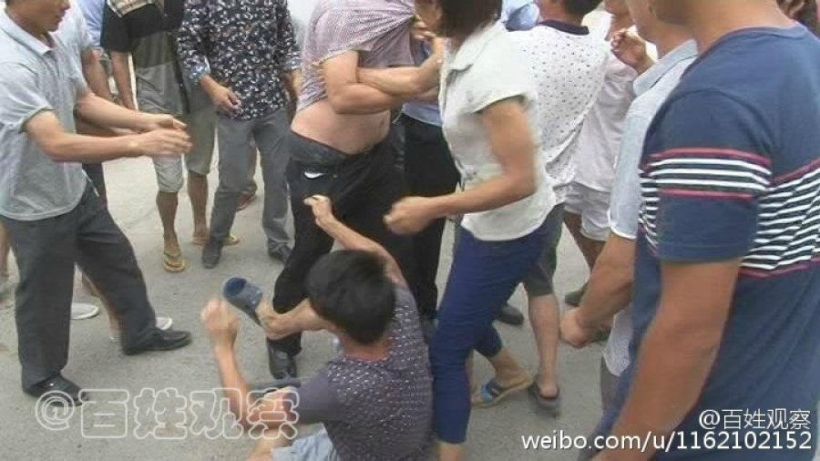 河南老板拖欠工人工資 遭圍堵當(dāng)眾被扒褲子 河南老板拖欠工人工資 遭圍堵當(dāng)眾被扒褲子