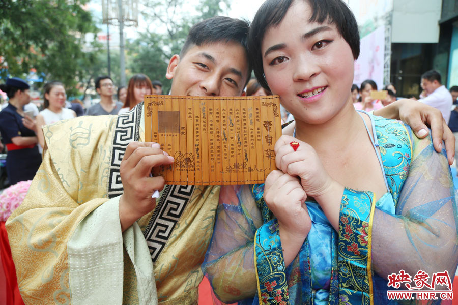 一對兒情侶現(xiàn)場展示“賣身契”內(nèi)容。