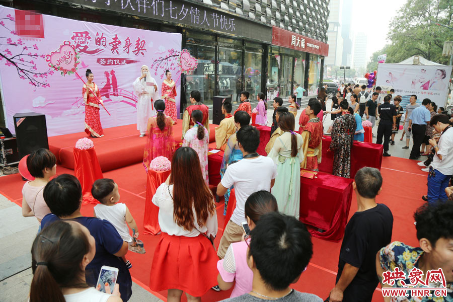 活動現(xiàn)場，聚集了大量圍觀群眾。