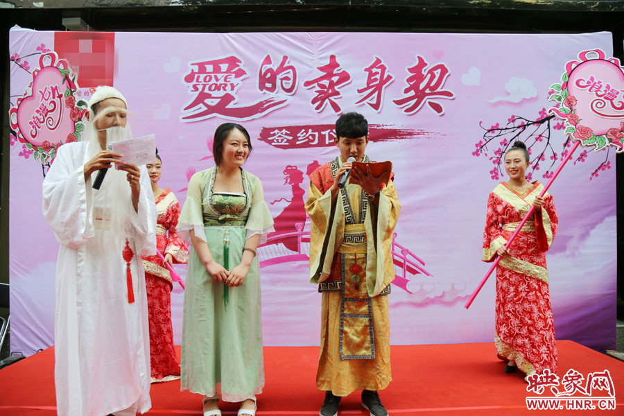 男子現(xiàn)場宣讀“賣身契”的內(nèi)容，讓大家作證。