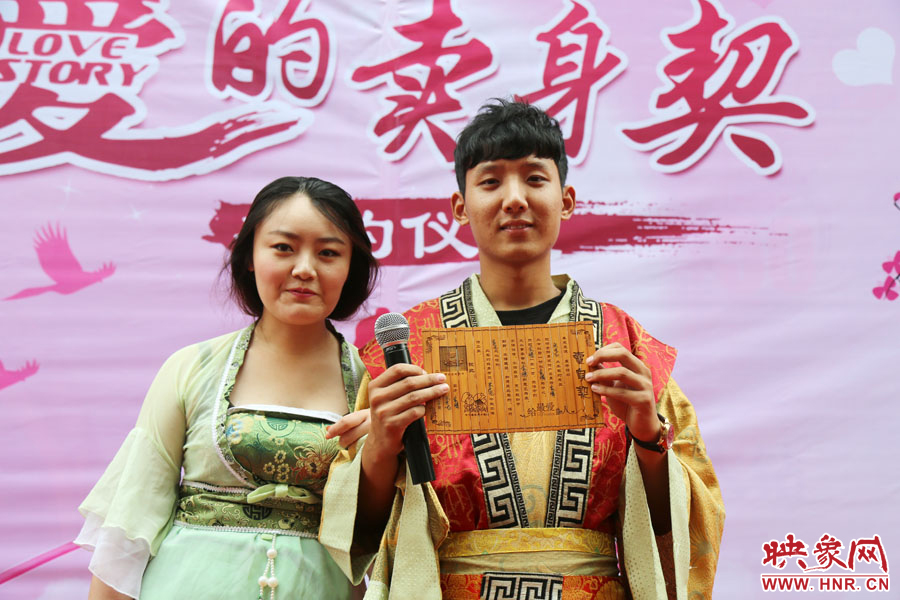 現(xiàn)場的8名男子異口同聲地表示，如違反此契約，可以接受處以極刑。