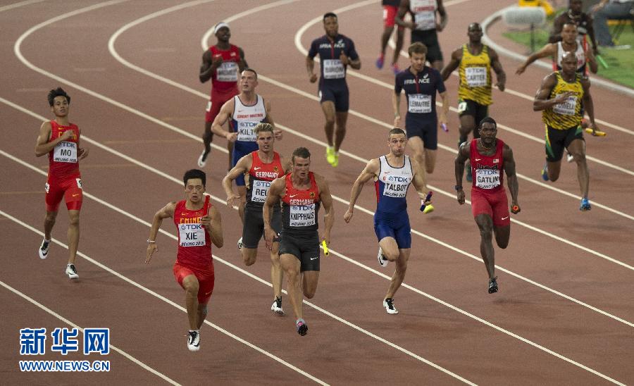 中國(guó)隊(duì)選手謝震業(yè)（左前）在比賽中。