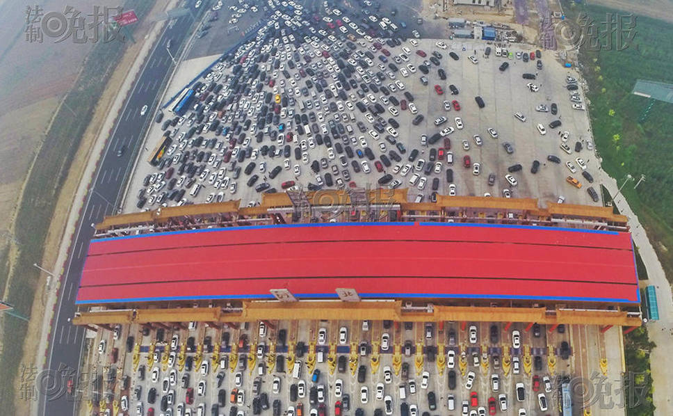 滯留的大批車輛。