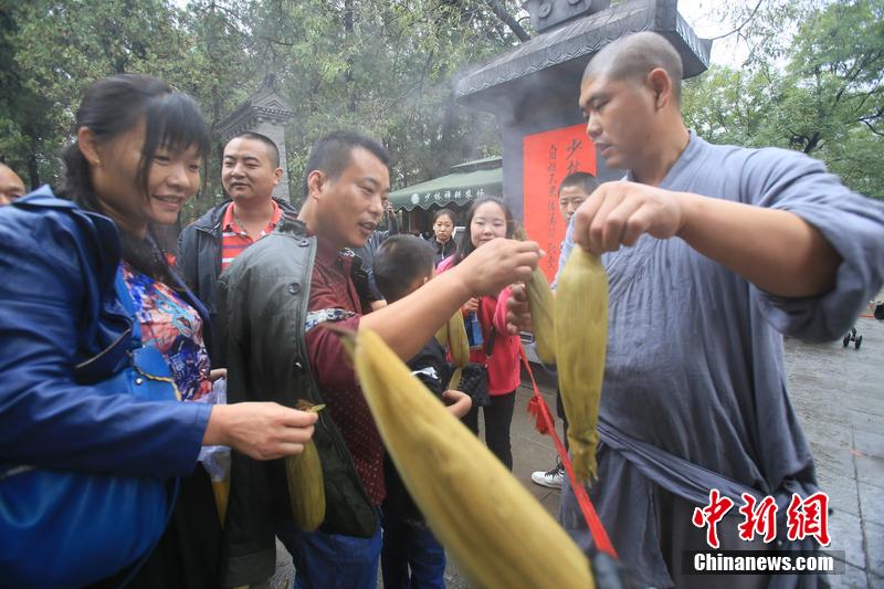 少林禪耕農(nóng)場迎來秋收 免費(fèi)煮玉米送游客 少林禪耕農(nóng)場迎來秋收 免費(fèi)煮玉米送游客