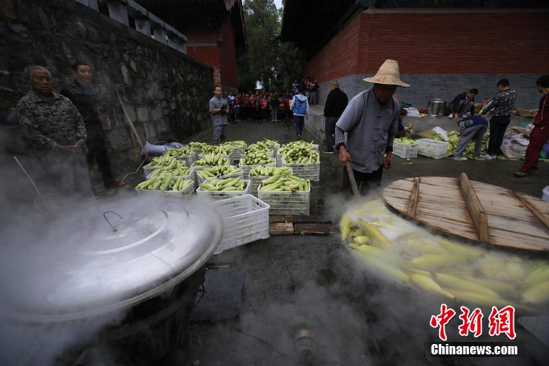 少林禪耕農(nóng)場迎來秋收 免費(fèi)煮玉米送游客 少林禪耕農(nóng)場迎來秋收 免費(fèi)煮玉米送游客