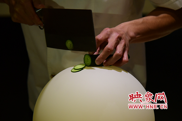 在面團(tuán)氣球上切菜。