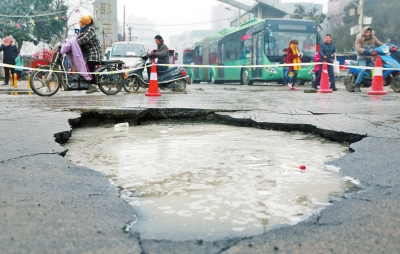 　路面陷了個大坑，下面是自來水公司的主管道。
