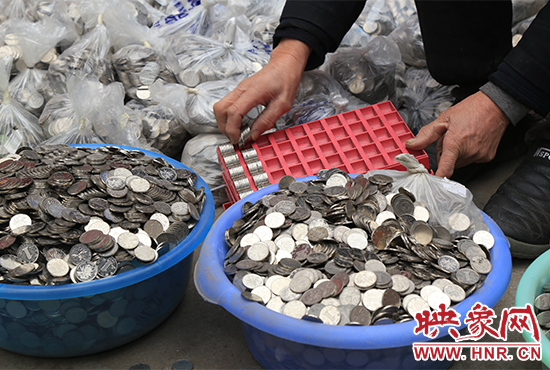 這筆“巨資”大部分已被員工清點(diǎn)好，都是1元硬幣，每500元用一小袋裝起來。