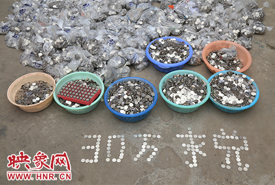 據(jù)負(fù)責(zé)清點(diǎn)“巨資”的張大爺介紹，這筆“巨資”積攢了兩個(gè)月左右，有30萬左右，重達(dá)3000多斤。