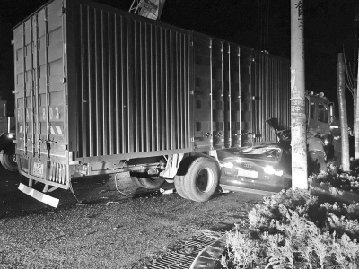 一輛豫A牌照的奧迪車(chē)一頭鉆進(jìn)一大貨車(chē)下